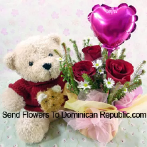 3 Roses rouges avec des garnitures blanches assorties dans un vase en verre accompagnées d'un ourson en peluche et d'un ballon en forme de cœur