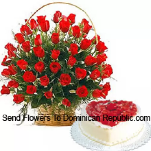 Un beau panier de 50 roses rouges avec des garnitures de saison et un gâteau en forme de cœur à la vanille de 1 kg