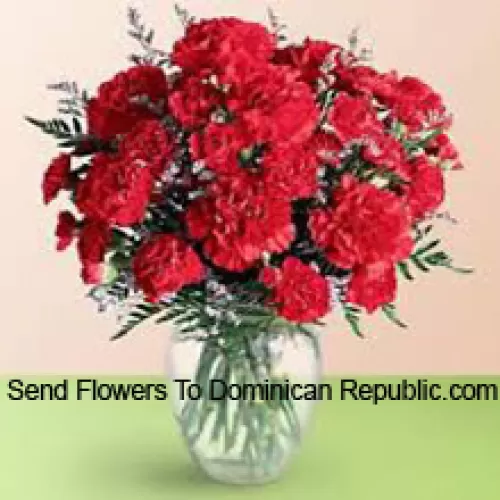 36 Roses Rouges Avec Des Remplissages Saisonniers Dans Un Vase En Verre