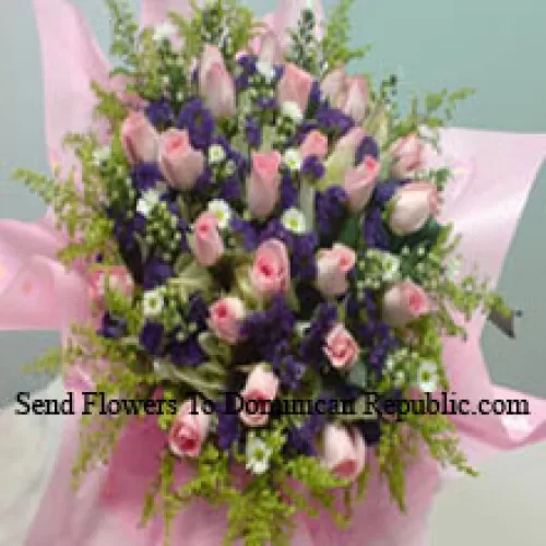 Bouquet de 30 roses roses avec des garnitures de saison
