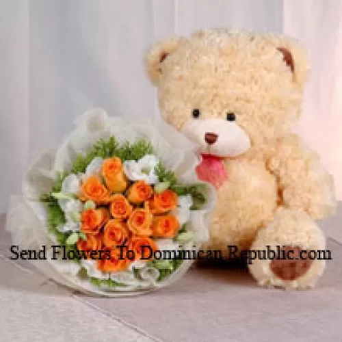 Botte de 12 roses oranges et un ours en peluche de taille moyenne mignon