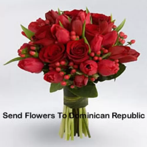 Ramo de rosas rojas y tulipanes rojos con relleno estacional rojo.