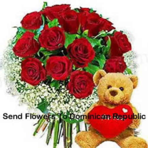 Bouquet de 12 roses rouges avec des remplissages saisonniers et un mignon ours en peluche brun de 8 pouces