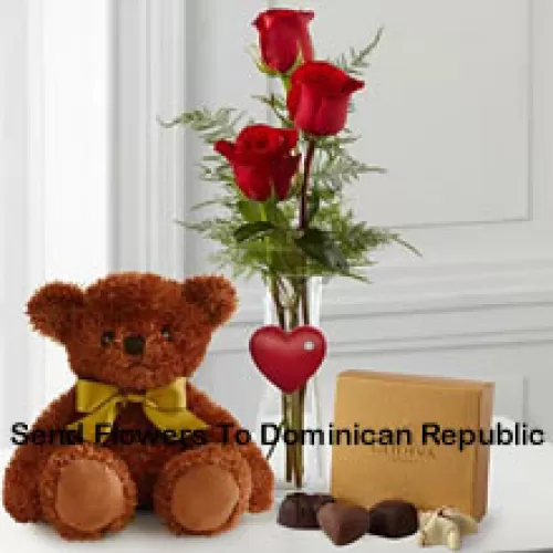 Trois roses rouges avec des fougères dans un vase, un mignon ours en peluche brun de 10 pouces et une boîte de chocolats Godiva. (Nous nous réservons le droit de remplacer les chocolats Godiva par des chocolats de valeur égale en cas de non disponibilité. Stock limité)